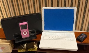 Laptop, MP3 and Mobile Phone Set SFA